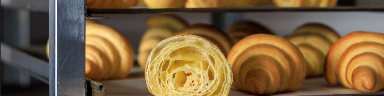 Wat is het verschil tussen onze glutenvrije roomboter croissant en de glutenvrije lactosevrije croissant?